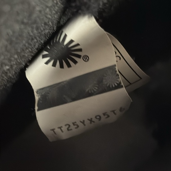 UGG Priya Plush Sneaker Boot Black Women’s Size 8.5 - Picture 5 of 7